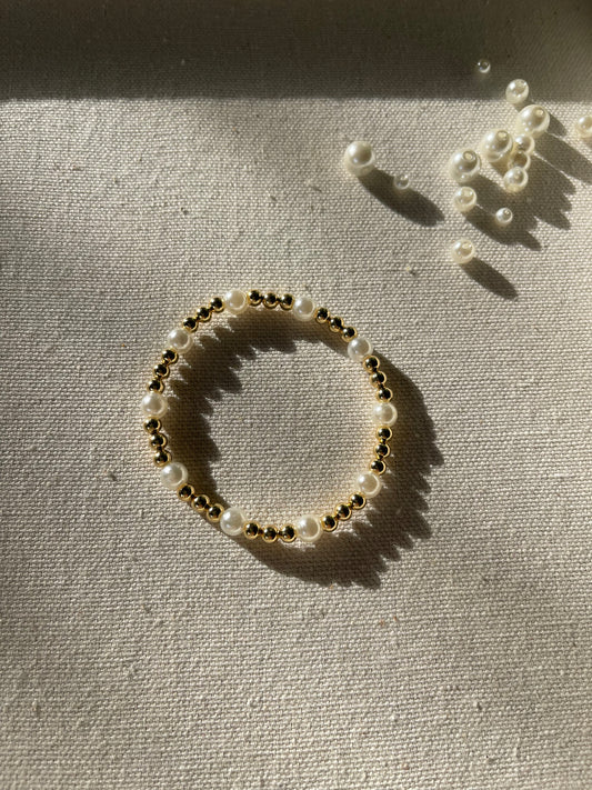 Pearly gold bracelet
