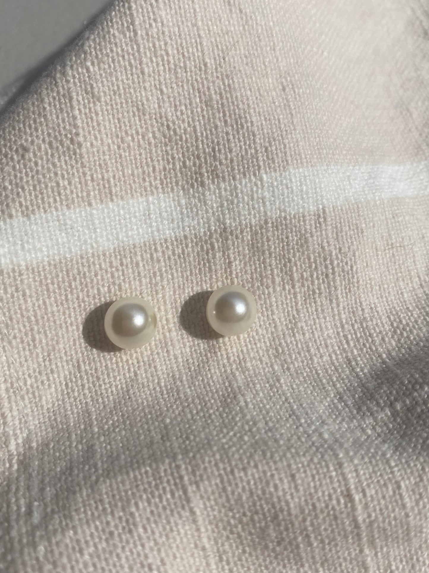 Staple pearl studs